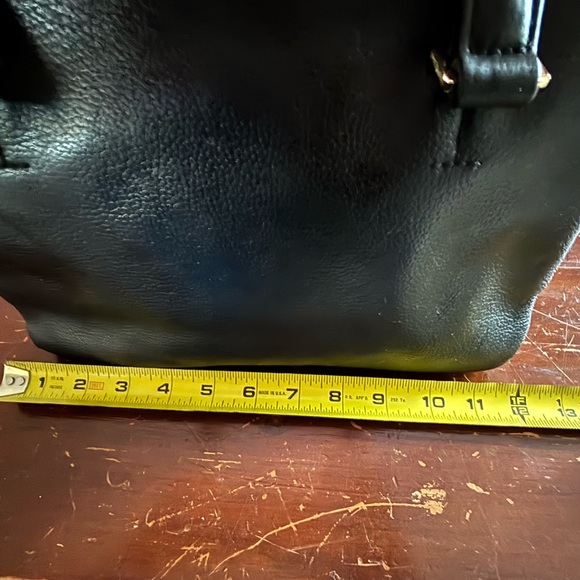 Isaac Mizrahi Elegant Black Shoulder Bag - Picture 8 of 16